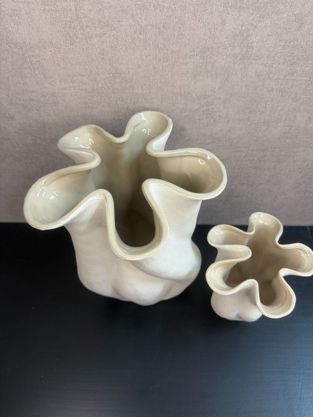 Twee beige keramieken vazen met golvend design, sculpturaal gevormd, geschikt voor Japandi of moderne woonstijl.
