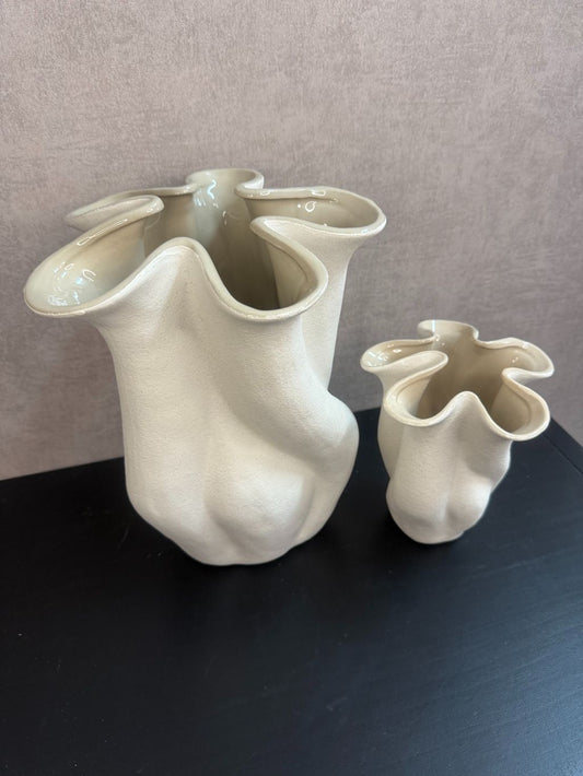 Twee beige keramieken vazen met golvend design, sculpturaal gevormd, geschikt voor Japandi of moderne woonstijl.