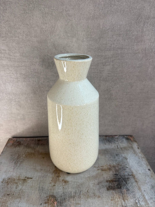Keramieken vaas Tessa in beige (28x14 cm) van Homebound by Ky. Tijdloos design, ideaal voor losse takken of bloemen.