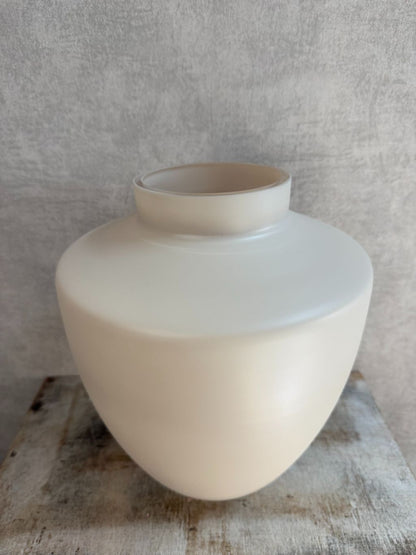 Vaas Tugela S in ivoorkleur met matte afwerking, staand op een houten ondergrond tegen een grijze wand.