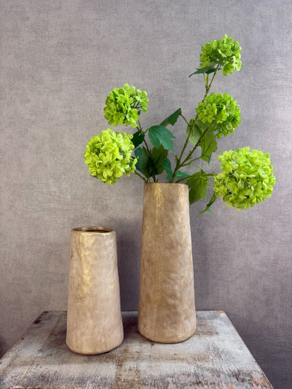 Vaas Porto antiek goud in klein en groot formaat – decoratieve set met groene kunstbloemen.