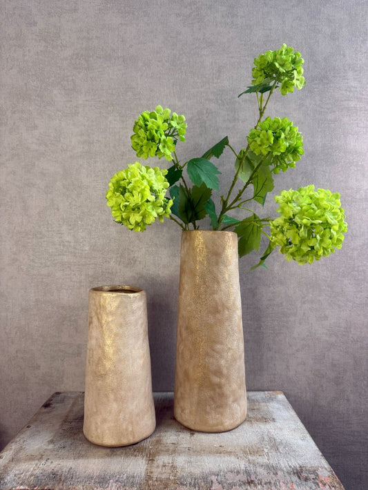 Vaas Porto antiek goud in klein en groot formaat – decoratieve set met groene kunstbloemen.