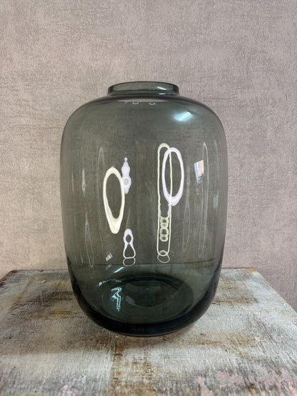 Grote glazen vaas Toronto in transparant grijs met ronde vorm, geplaatst op een houten ondergrond.