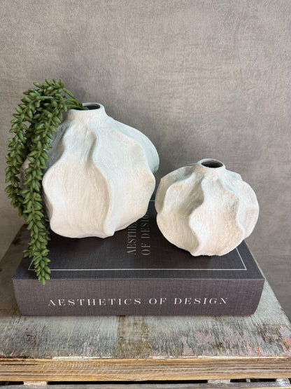 Vakkenkast decoratie set met wit keramische vazen, groene erwtenplant en bruin opbergboek Aesthetics of Design.