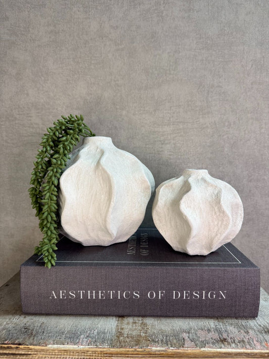 Vakkenkast decoratie set met wit keramische vazen, groene erwtenplant en bruin opbergboek Aesthetics of Design.