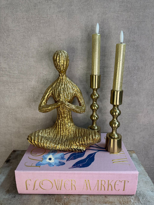 Vakkenkast decoratie set in roze en goud met opbergboek Flower Market, gouden meditatiebeeld en twee gouden LED kaarsen.