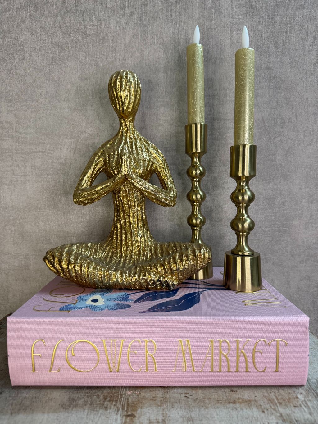 Goldenes Vitrinen-Dekorationsset