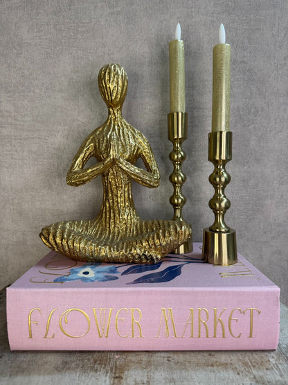 Vakkenkast decoratie set in roze en goud met opbergboek Flower Market, gouden meditatiebeeld en twee gouden LED kaarsen.