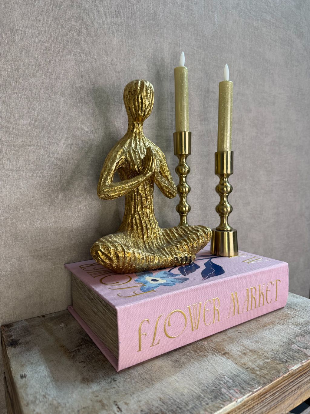 Vakkenkast decoratie set in roze en goud met opbergboek Flower Market, gouden meditatiebeeld en twee gouden LED kaarsen.