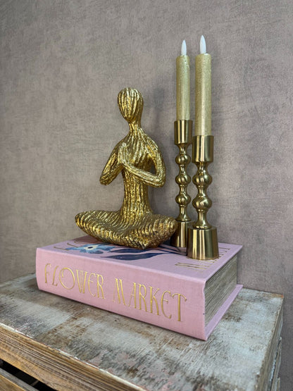 Vakkenkast decoratie set in roze en goud met opbergboek Flower Market, gouden meditatiebeeld en twee gouden LED kaarsen.