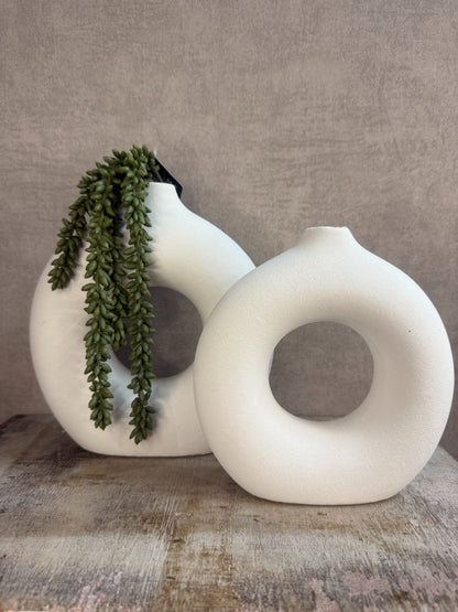 Decoratie set Do met twee ronde witte vazen en groen kunstplantje, ideaal voor vakkenkast of vensterbank.