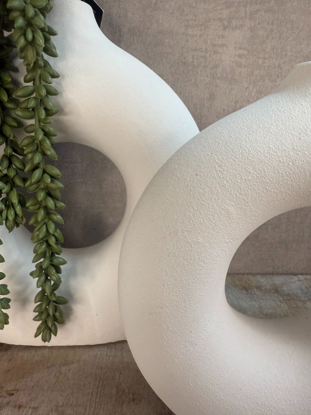 Decoratie set Do met twee ronde witte vazen en groen kunstplantje, ideaal voor vakkenkast of vensterbank.