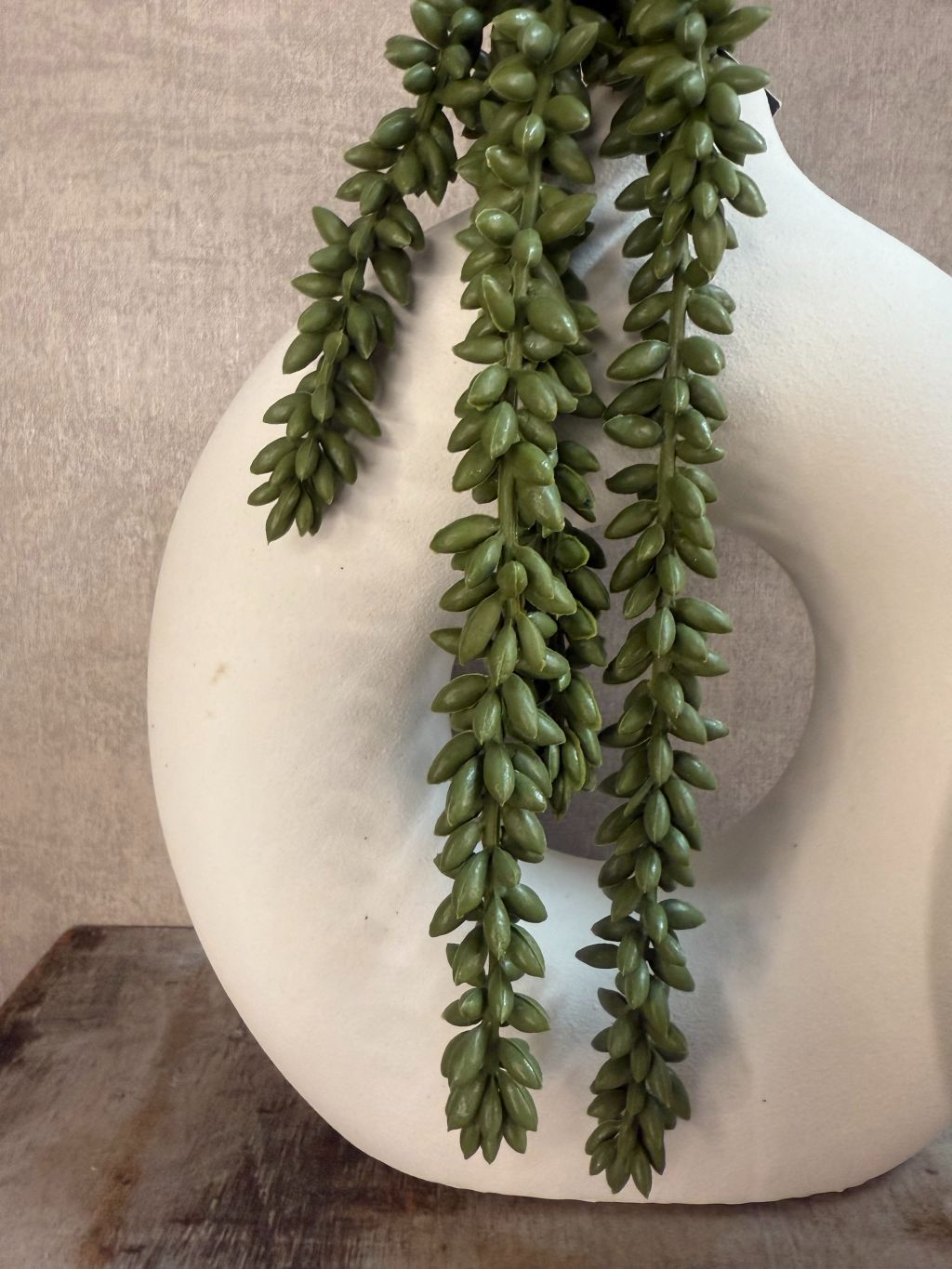 Decoratie set Do met twee ronde witte vazen en groen kunstplantje, ideaal voor vakkenkast of vensterbank.