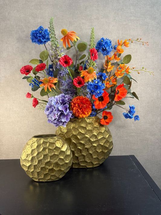 Vensterbank decoratie set Color met gouden honingraatvaas en kleurrijk boeket van 13 stelen in oranje, paars, blauw, rood en groen.