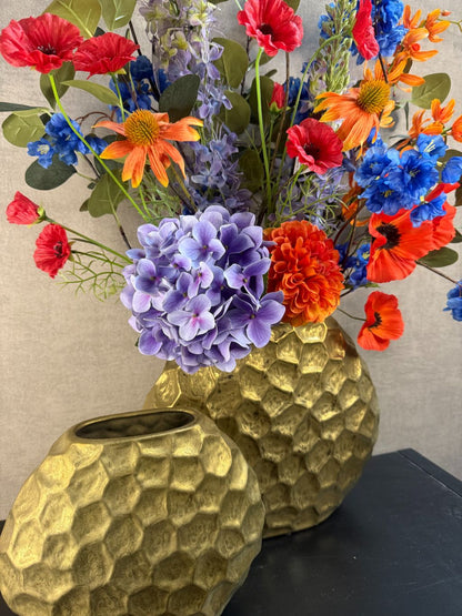 Vensterbank decoratie set Color met gouden honingraatvaas en kleurrijk boeket van 13 stelen in oranje, paars, blauw, rood en groen.