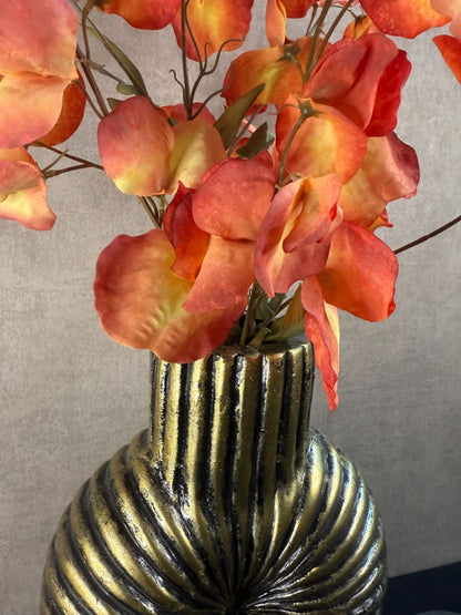 Vensterbank decoratie set Dexx met gouden ribbelvaas, oranje kunsttakken en twee zwarte waxinelichthouders.