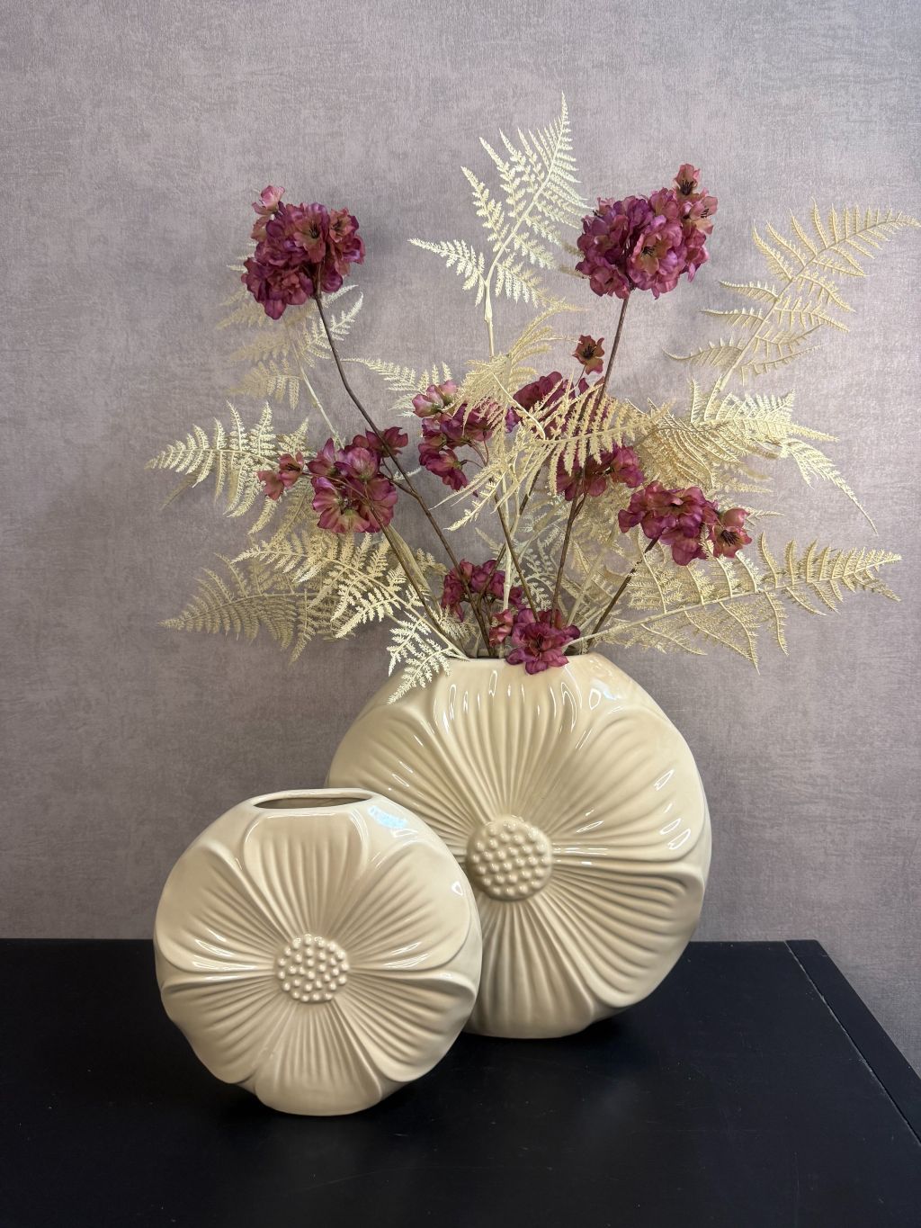 Vensterbank decoratie set Lieve met crème vazen, paarse bloemen en goudkleurige varens.