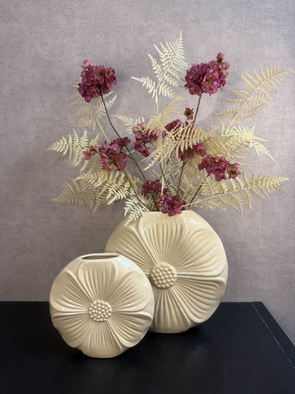Vensterbank decoratie set Lieve met crème vazen, paarse bloemen en goudkleurige varens.