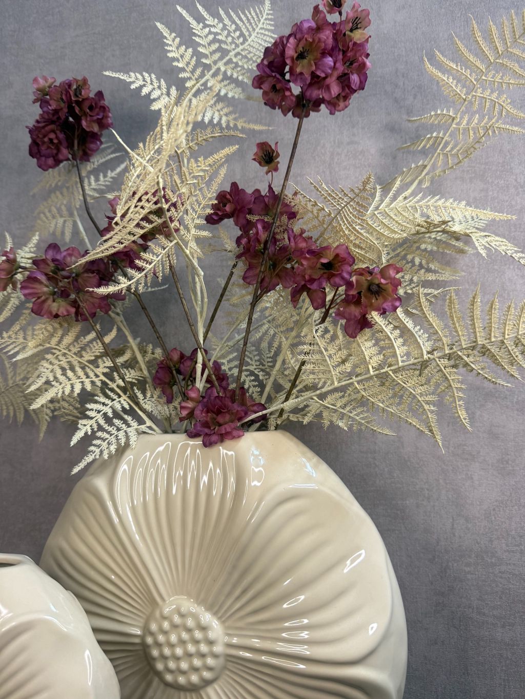 Vensterbank decoratie set Lieve met crème vazen, paarse bloemen en goudkleurige varens.