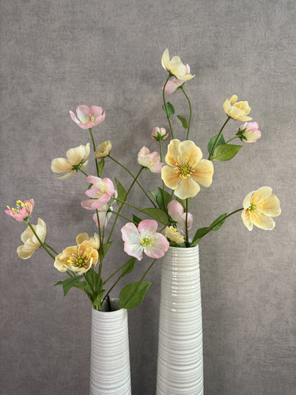 Vensterbank set Mell met twee witte vazen en bloemen in crème, roze en geel.