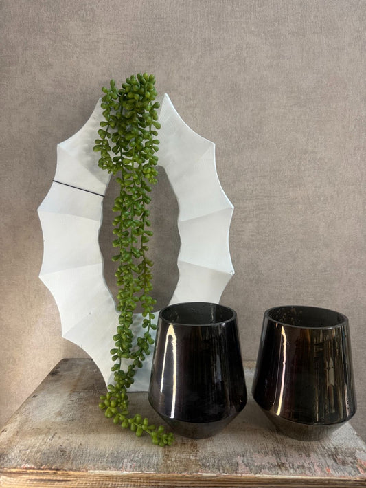 Vensterbank decoratie met witte vaas, groen erwentplantje en waxinelichthouders