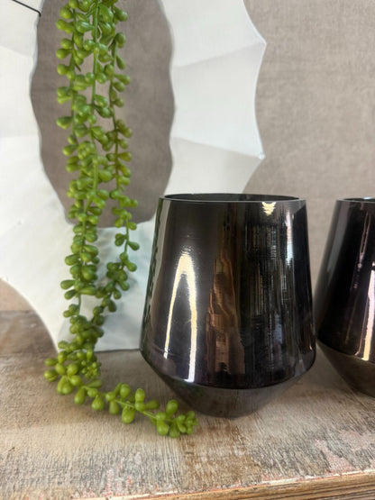 Vensterbank decoratie met witte vaas, groen erwentplantje en waxinelichthouders