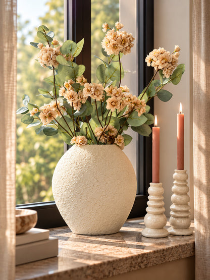 Vensterbank decoratie set Rena met beige vaas, roze kunstbloemen, groene takken en twee beige kandelaars.
