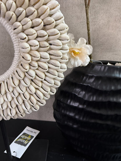 Vensterbank decoratie set Shelly met zwarte vaas, crème bloemen en rond schelpenornament op standaard.