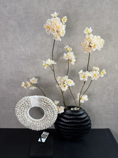 Vensterbank decoratie set Shelly met zwarte vaas, crème bloemen en rond schelpenornament op standaard.