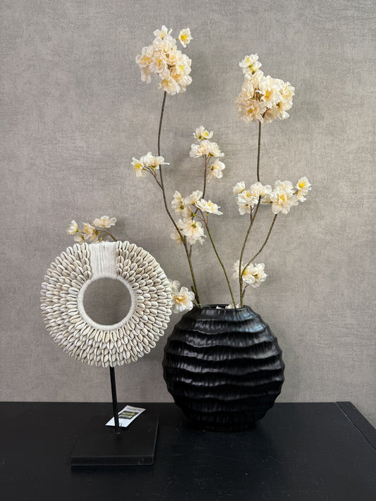 Vensterbank decoratie set Shelly met zwarte vaas, crème bloemen en rond schelpenornament op standaard.
