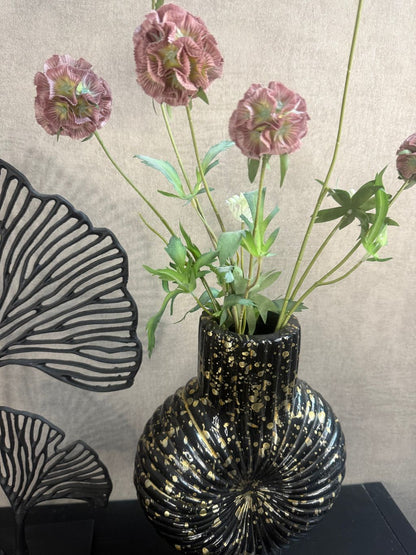 Vensterbank decoratieset met zwarte vaas met goudspikkels, oudroze kunstbloemen en zwart metalen ginkgo-ornament.
