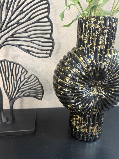 Vensterbank decoratieset met zwarte vaas met goudspikkels, oudroze kunstbloemen en zwart metalen ginkgo-ornament.