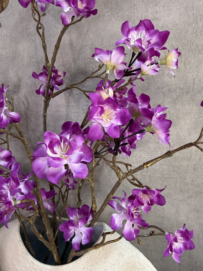 Vensterbank decoratie set Twist met crème vaas, paarse bloemen, kandelaren en zwarte twistkaarsen.