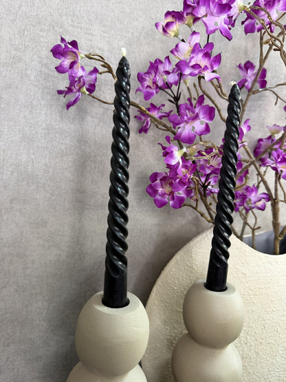 Vensterbank decoratie set Twist met crème vaas, paarse bloemen, kandelaren en zwarte twistkaarsen.