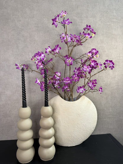 Vensterbank decoratie set Twist met crème vaas, paarse bloemen, kandelaren en zwarte twistkaarsen.