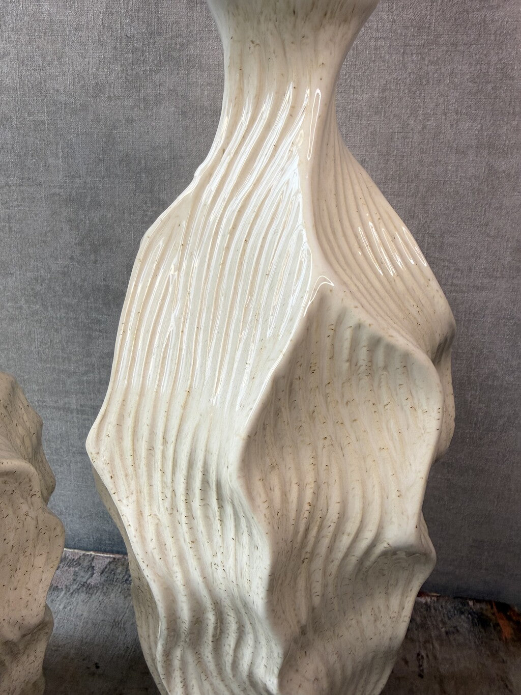 Vensterbank decoratie set Waves met twee beige keramieken vazen en bruine kunstbloemen.