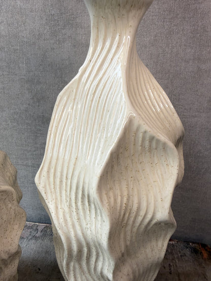 Vensterbank decoratie set Waves met twee beige keramieken vazen en bruine kunstbloemen.