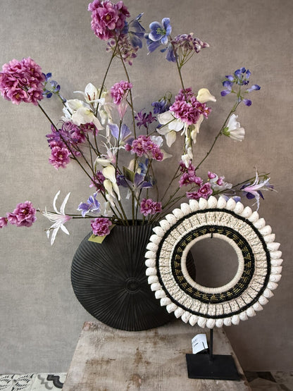 Vensterbank decoratie set Zaya met zwarte vaas, kleurrijk kunstboeket en decoratief ornament.