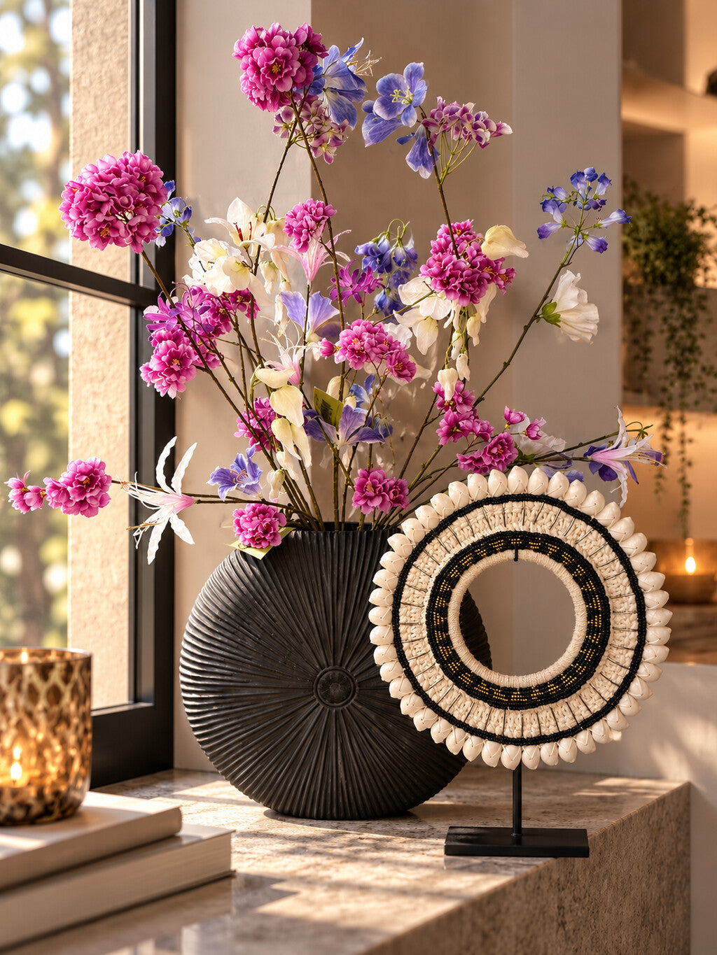 Vensterbank decoratie set Zaya met zwarte vaas, kleurrijk kunstboeket en decoratief ornament.