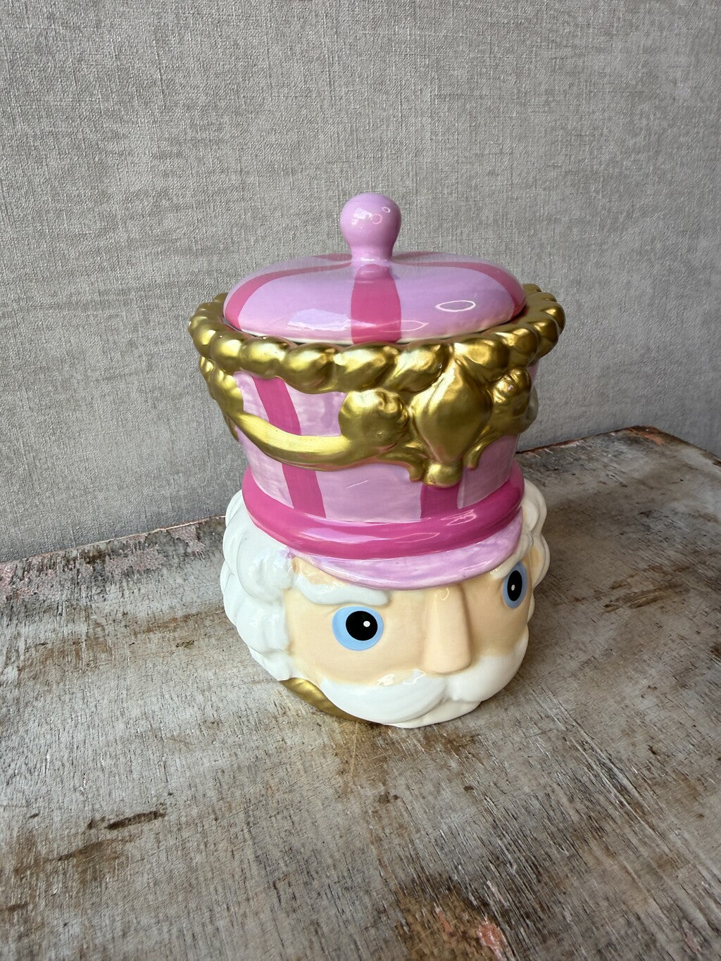 Roze keramieken voorraadpot Notenkraker met gouden details en deksel.