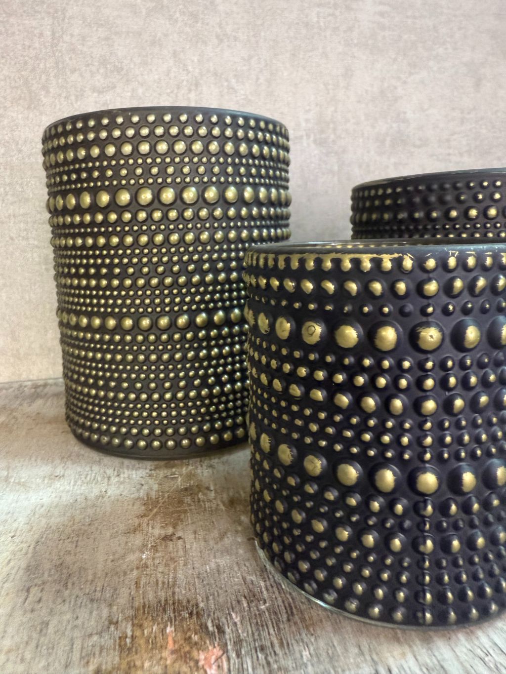 Waxinelichthouder Nelle zwart-goud van Countryfield, verkrijgbaar in klein, middel en groot formaat.