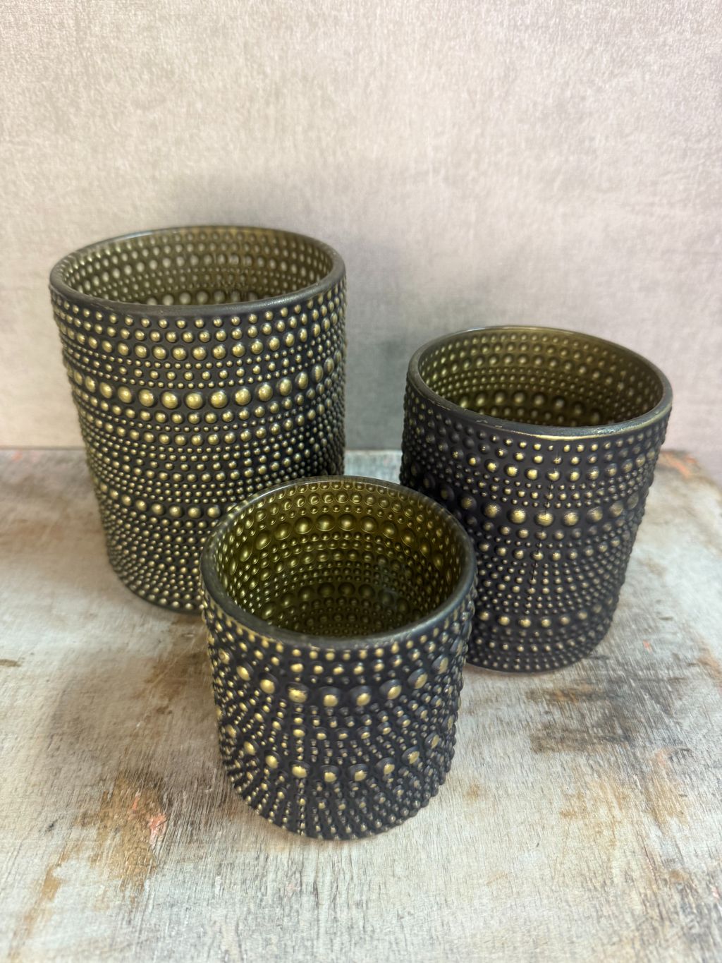 Waxinelichthouder Nelle zwart-goud van Countryfield, verkrijgbaar in klein, middel en groot formaat.