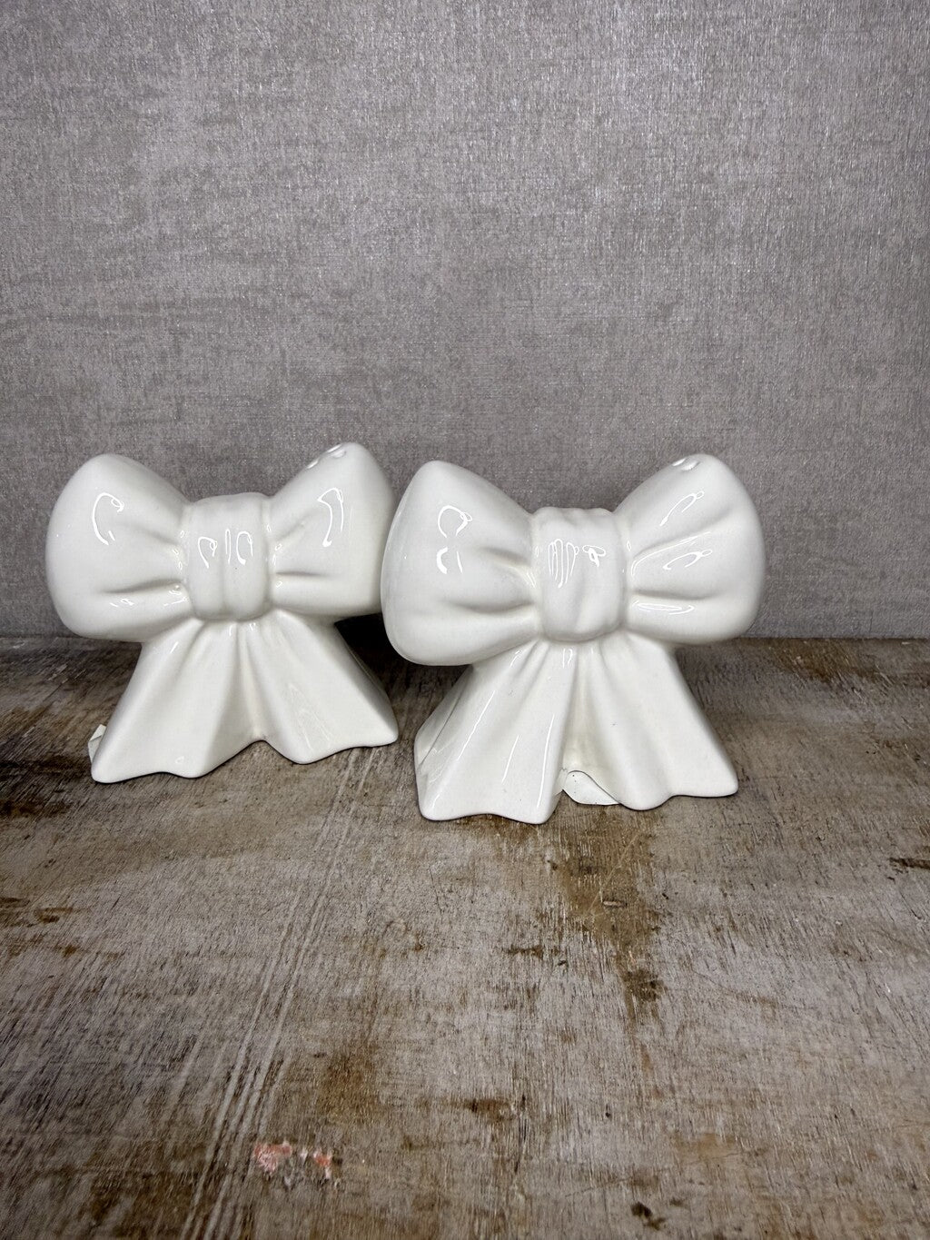 Crème keramieken zout en peper set Bows in de vorm van strikken van HomeBound by Ky.