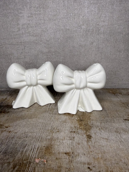 Crème keramieken zout en peper set Bows in de vorm van strikken van HomeBound by Ky.
