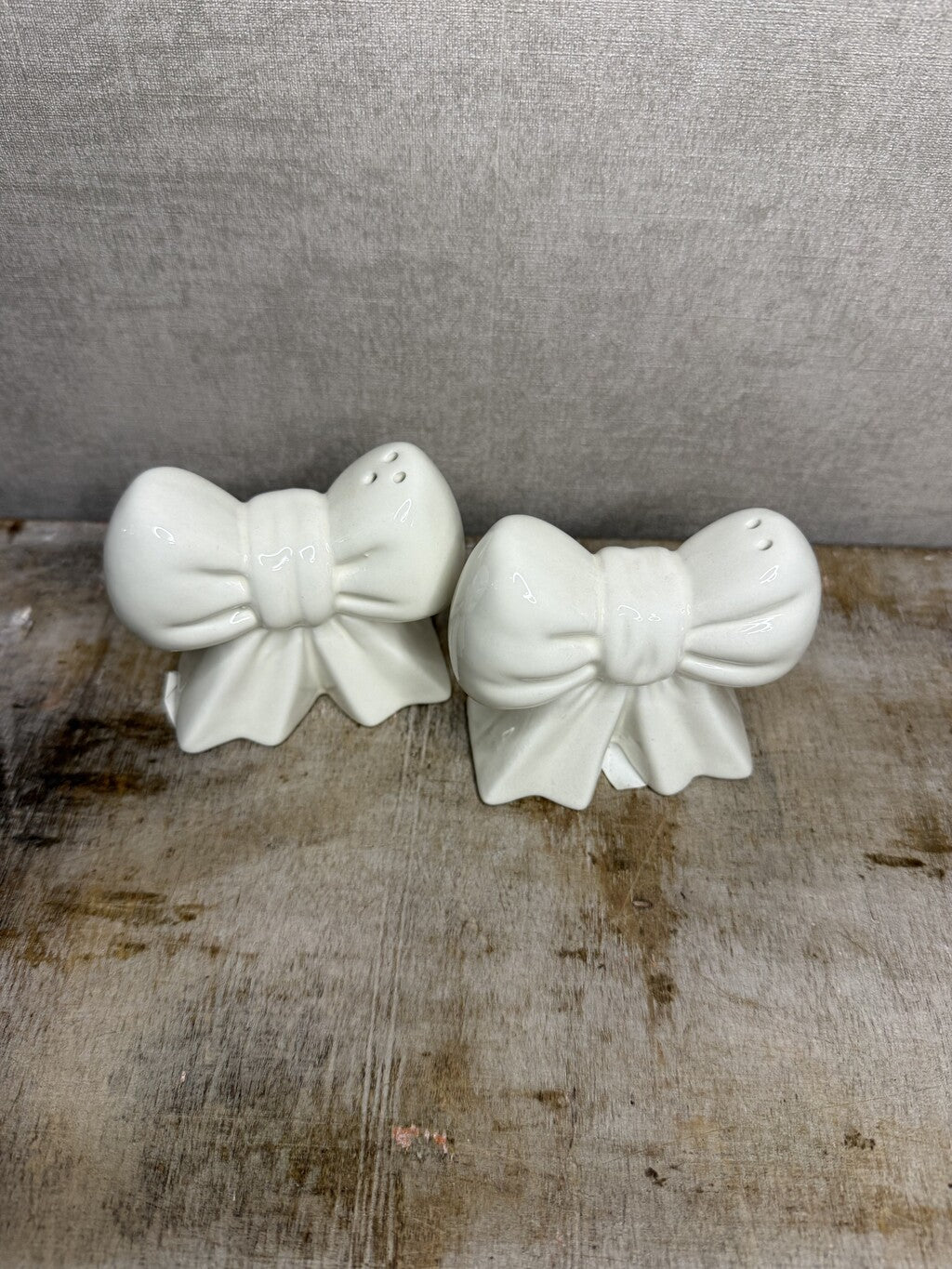 Crème keramieken zout en peper set Bows in de vorm van strikken van HomeBound by Ky.