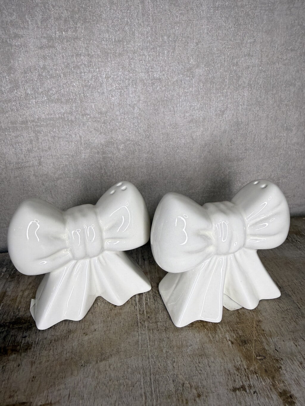 Crème keramieken zout en peper set Bows in de vorm van strikken van HomeBound by Ky.