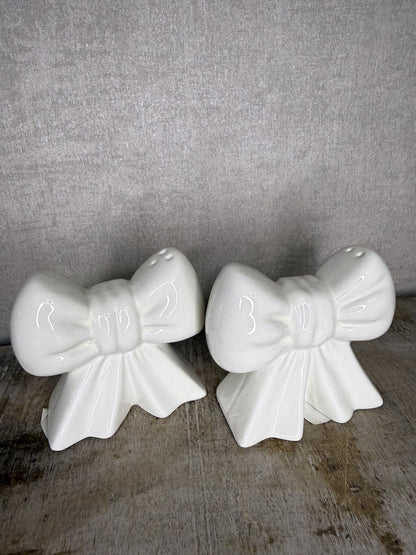 Crème keramieken zout en peper set Bows in de vorm van strikken van HomeBound by Ky.