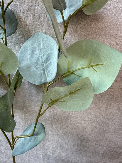 Kunsttak Eucalyptus 95 cm groen van HomeBound by KY met realistische ronde bladeren.