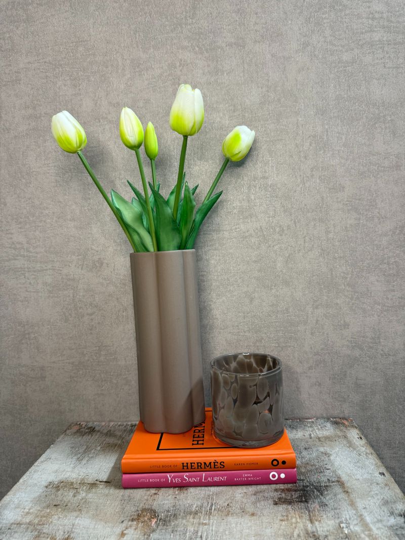Kunst tulpen in vaas met accessoires