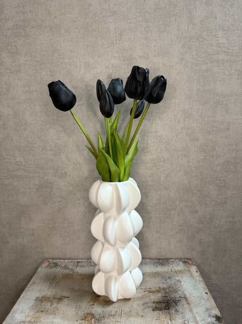 Kunst tulpen zwart in witte organische vaas